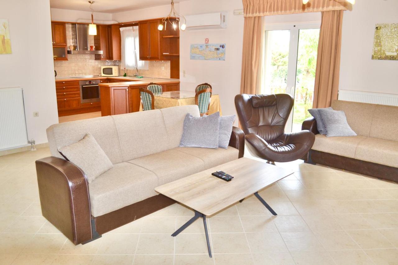 Giorgos Large Size Apartments -Family Friendly With Free Parking And Yard Views Iraklion Buitenkant foto